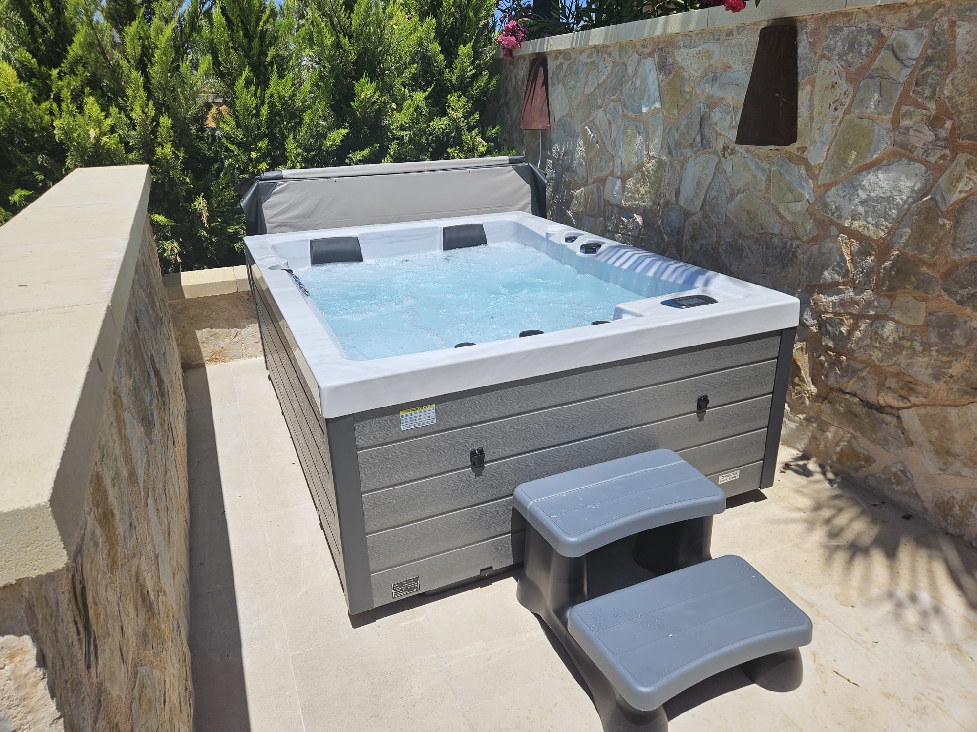 Garden corner whirlpool installation in Santa Ponsa