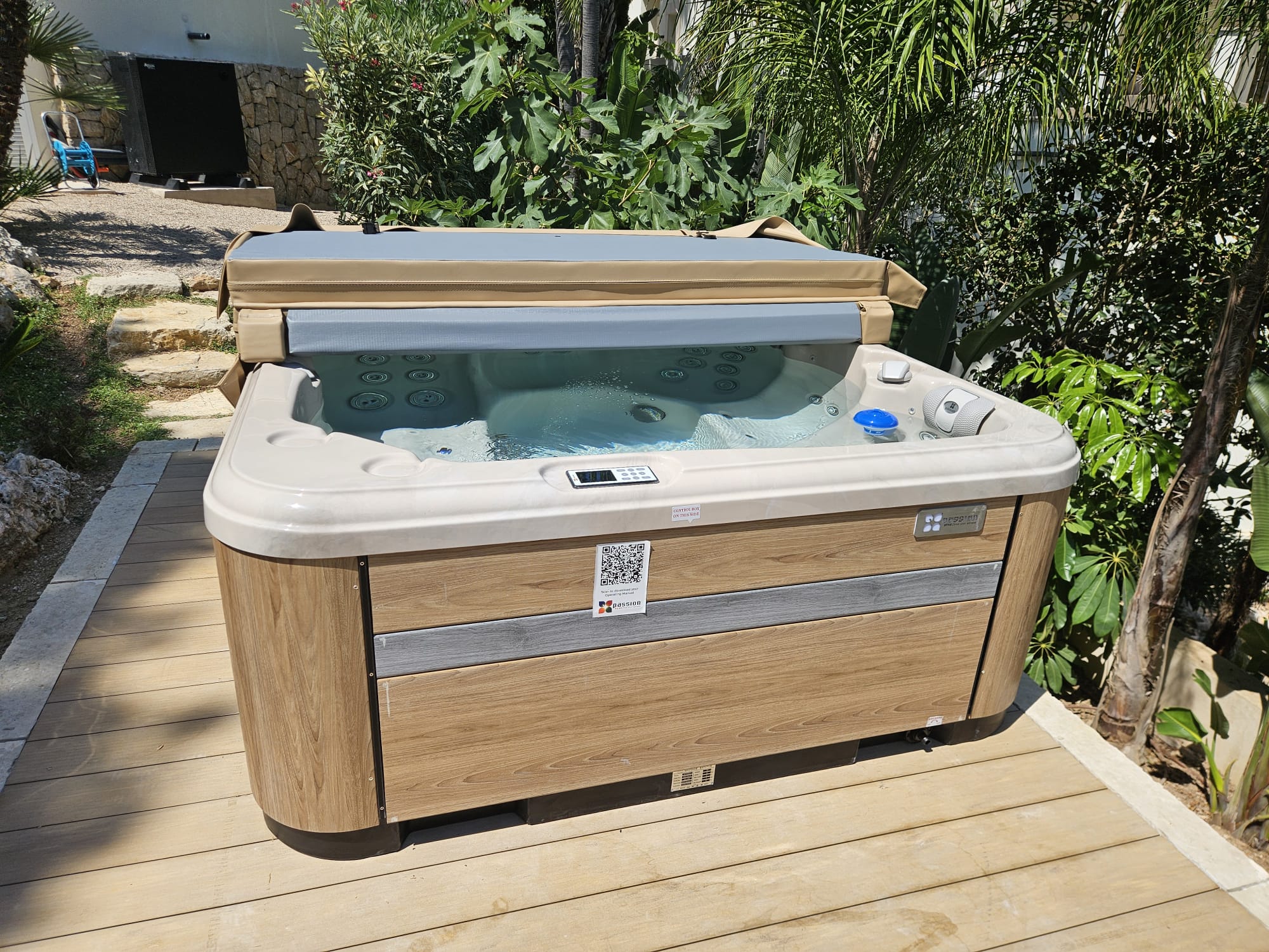 Whirlpool being positioned over the terrace in Bendinat