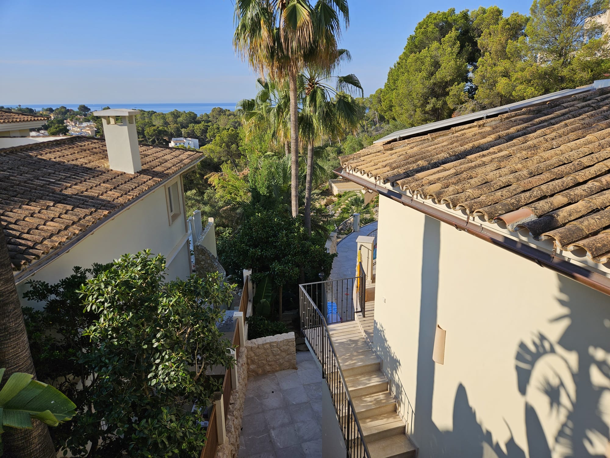 Controlled placement of hot tub at a Bendinat villa