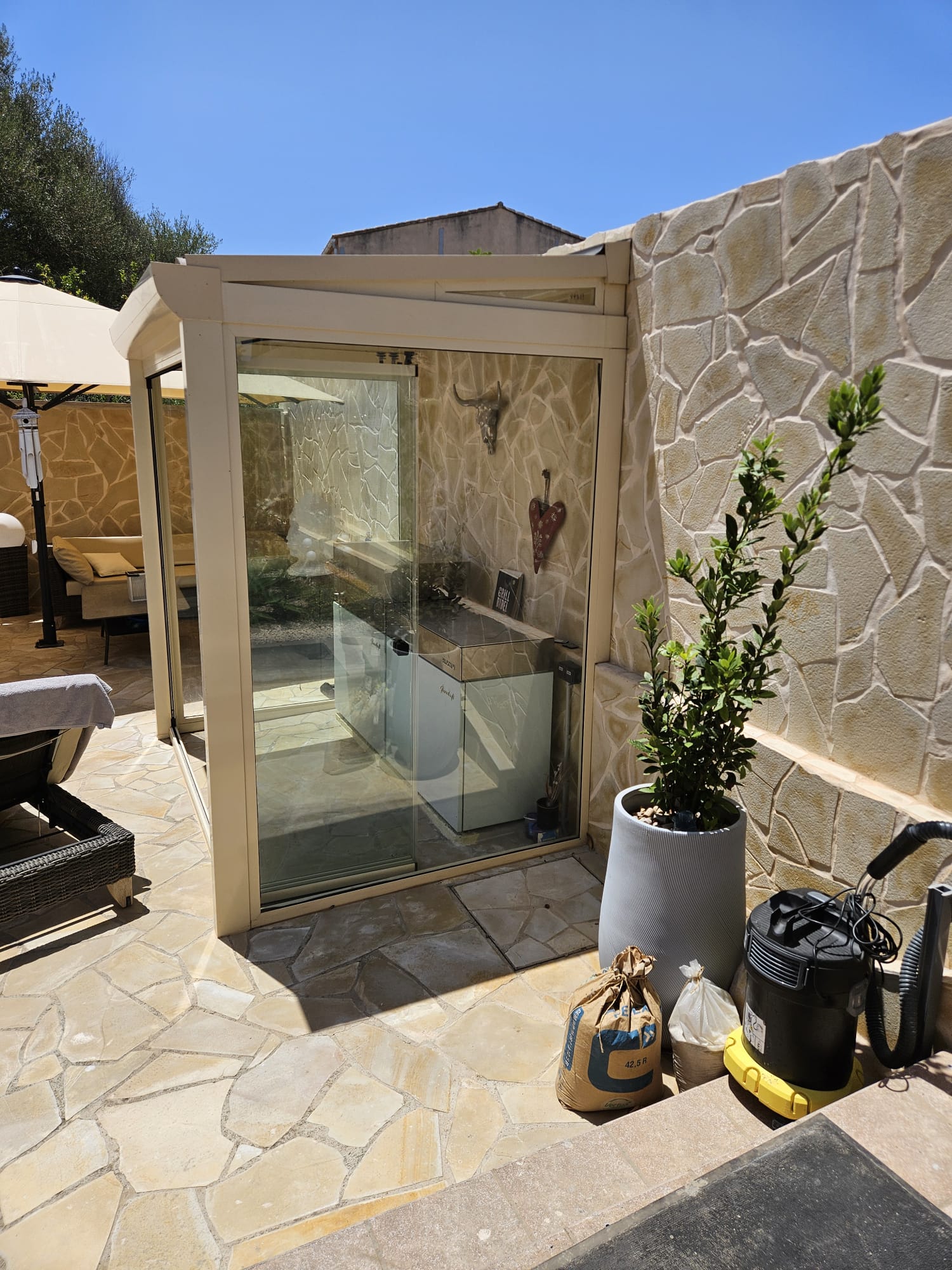Terrasse mit gläserner Wellness-Kabine und bereitgestelltem Fundamentmaterial in Ses Salines