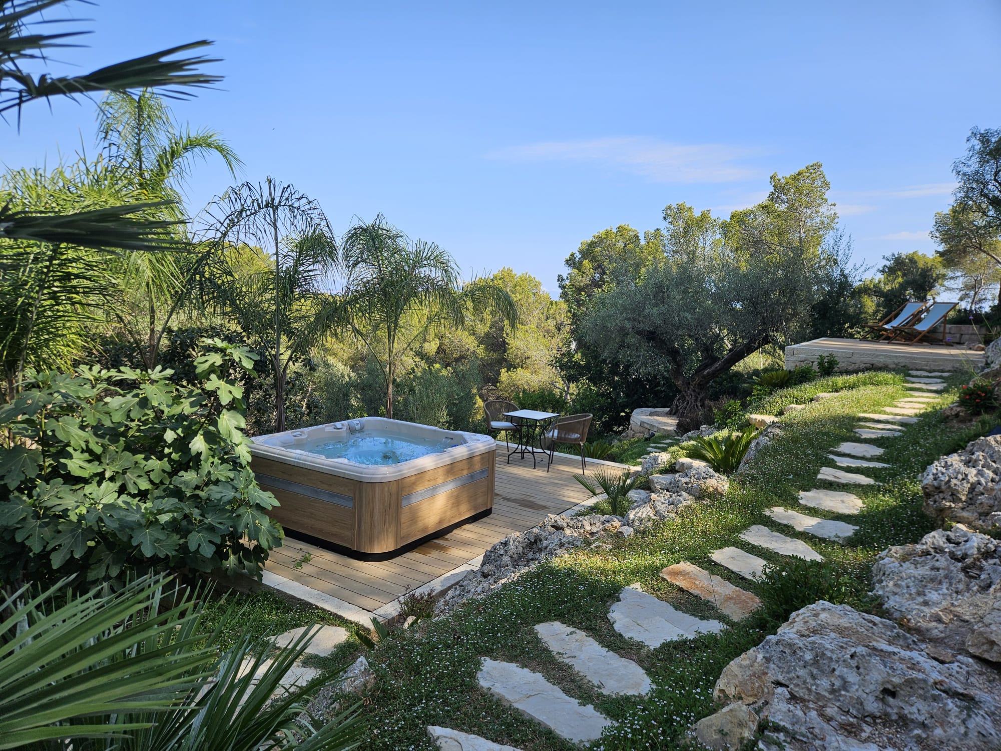 Completed whirlpool in the garden at Bendinat villa