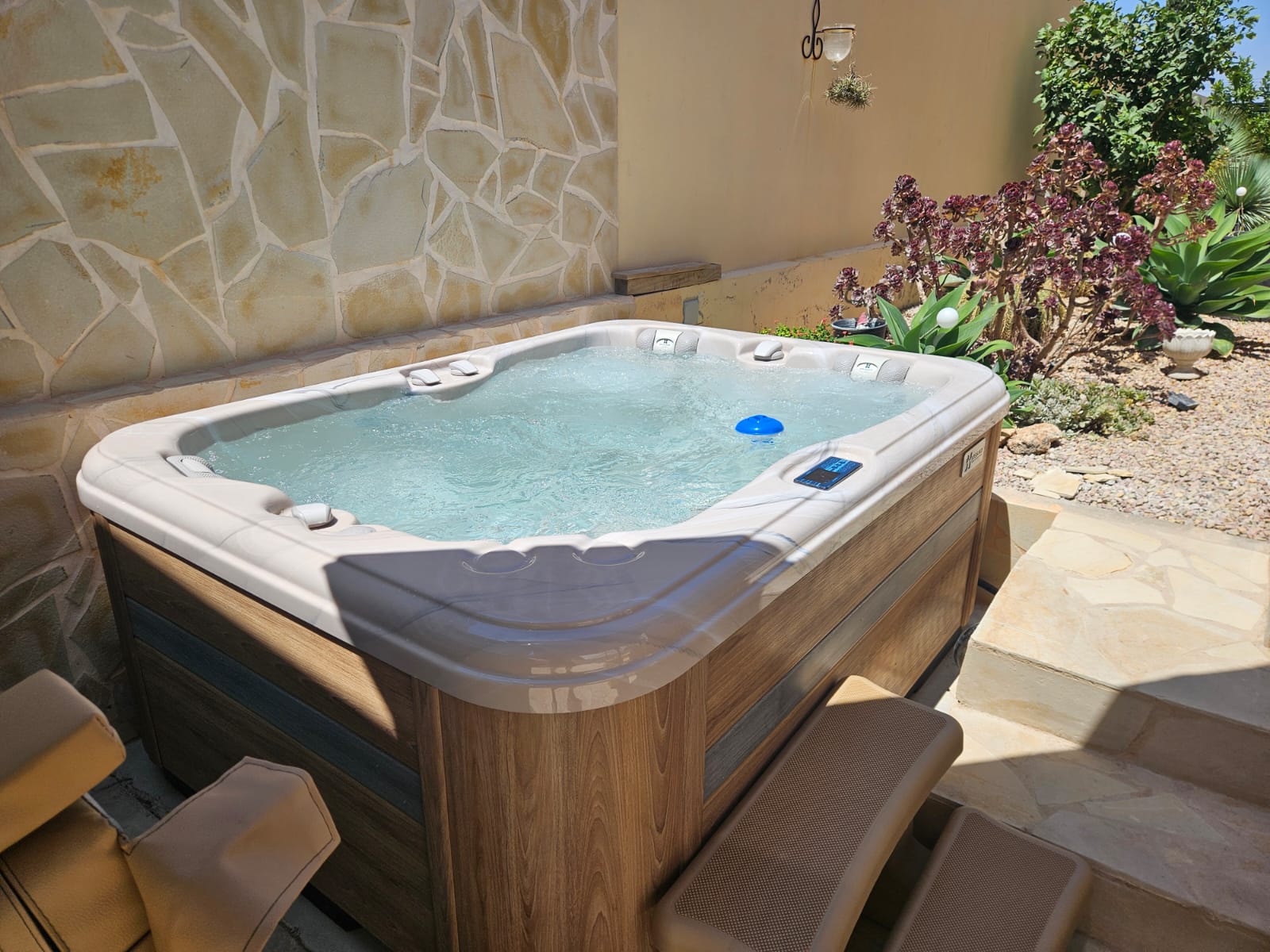 Fertiggestellte Whirlpool-Installation im Innenhof in Ses Salines, Mallorca
