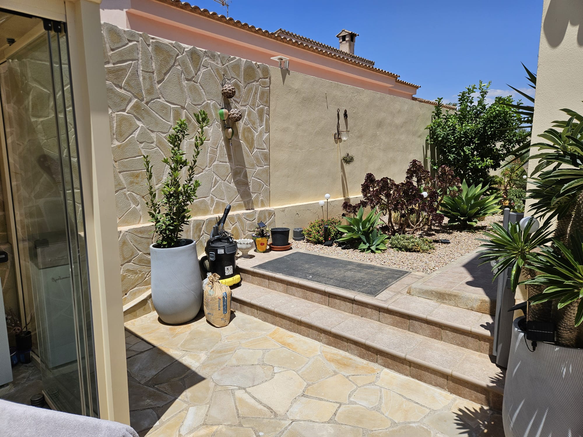 Terrasse vor der Whirlpool-Installation in Ses Salines