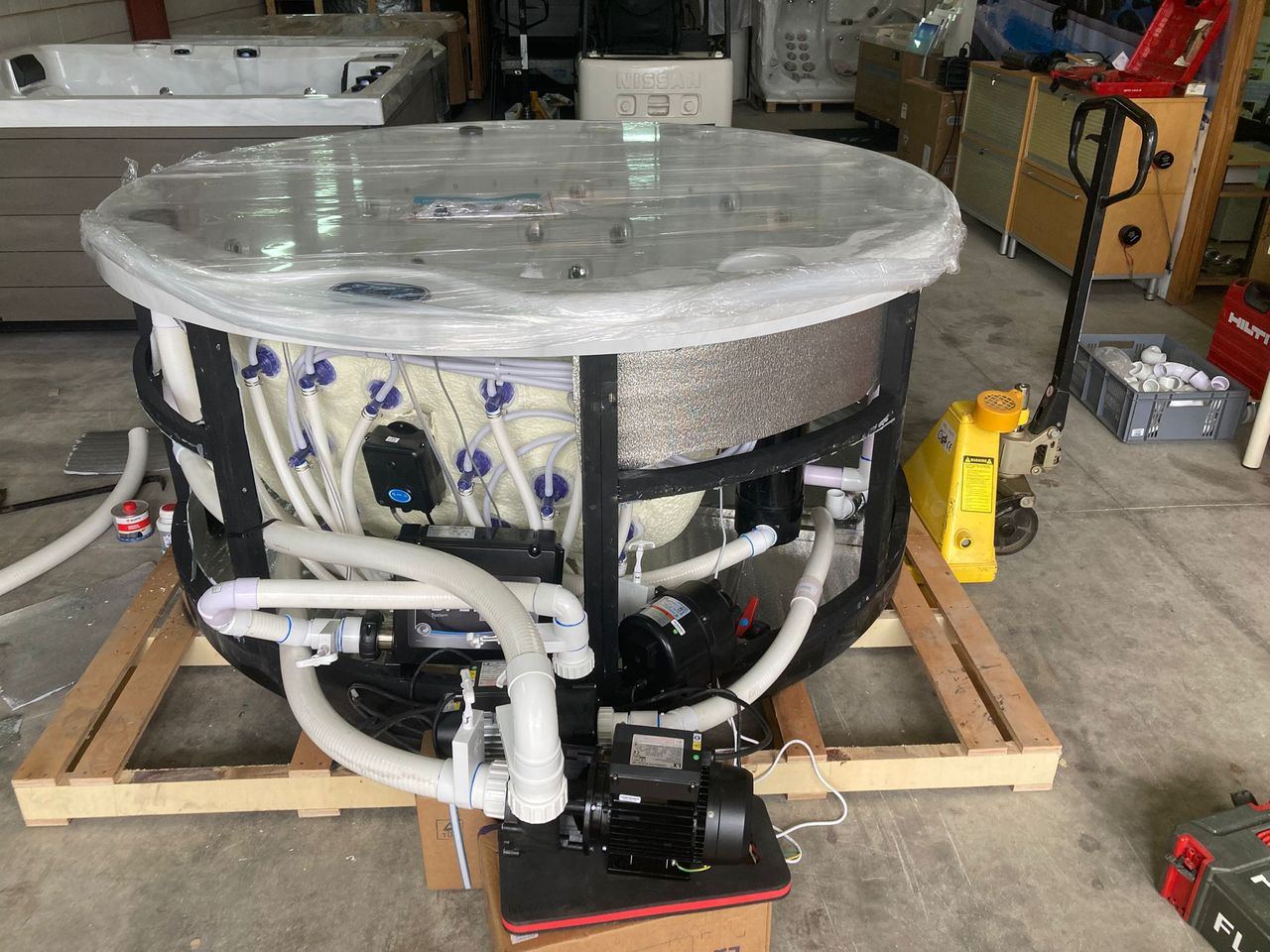 RS 200 whirlpool met geopende mantel: twee massagepompen, verwarming, filtratie en isolatie
