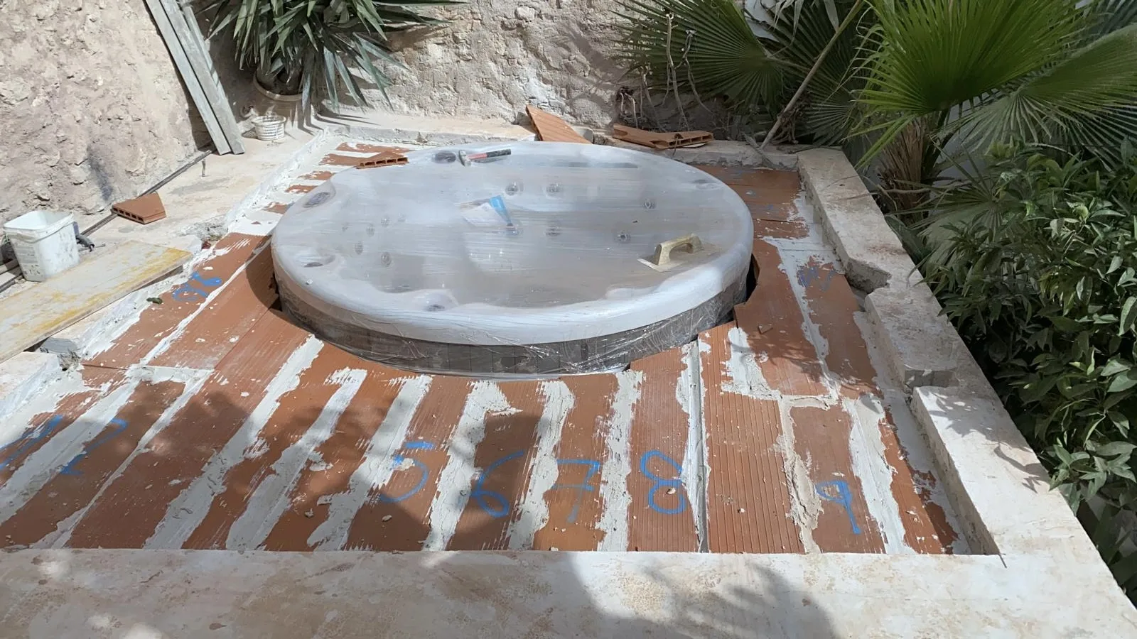 Built-in round spa installation phase 3