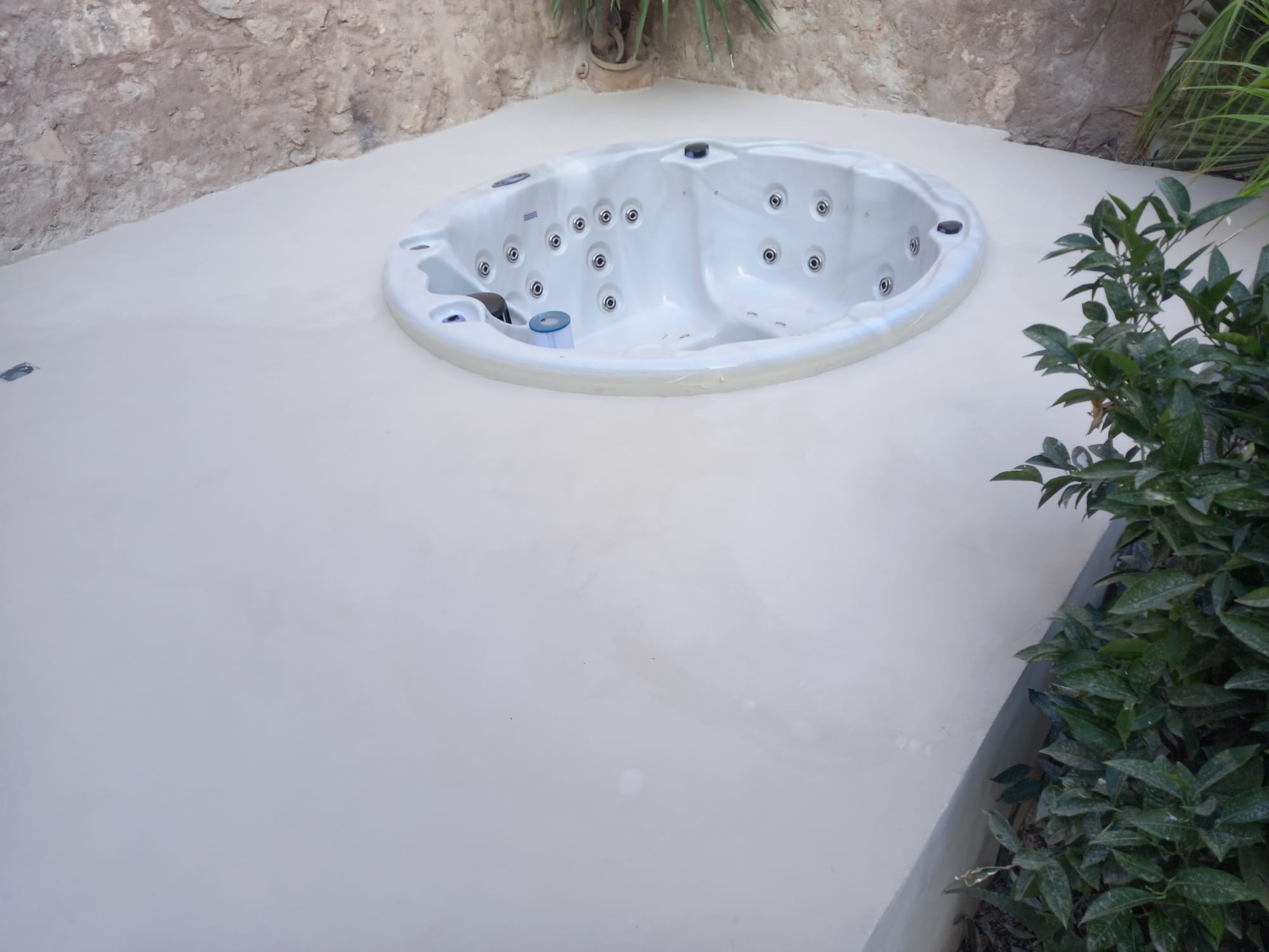 Built-in round spa installation phase 7