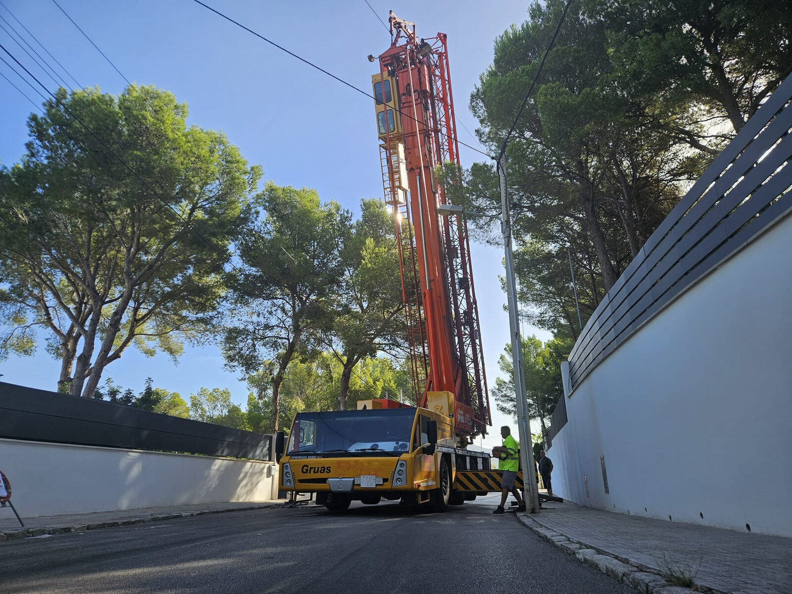 Crane positioned in a narrow street for the whirlpool replacement in Costa de la Calma