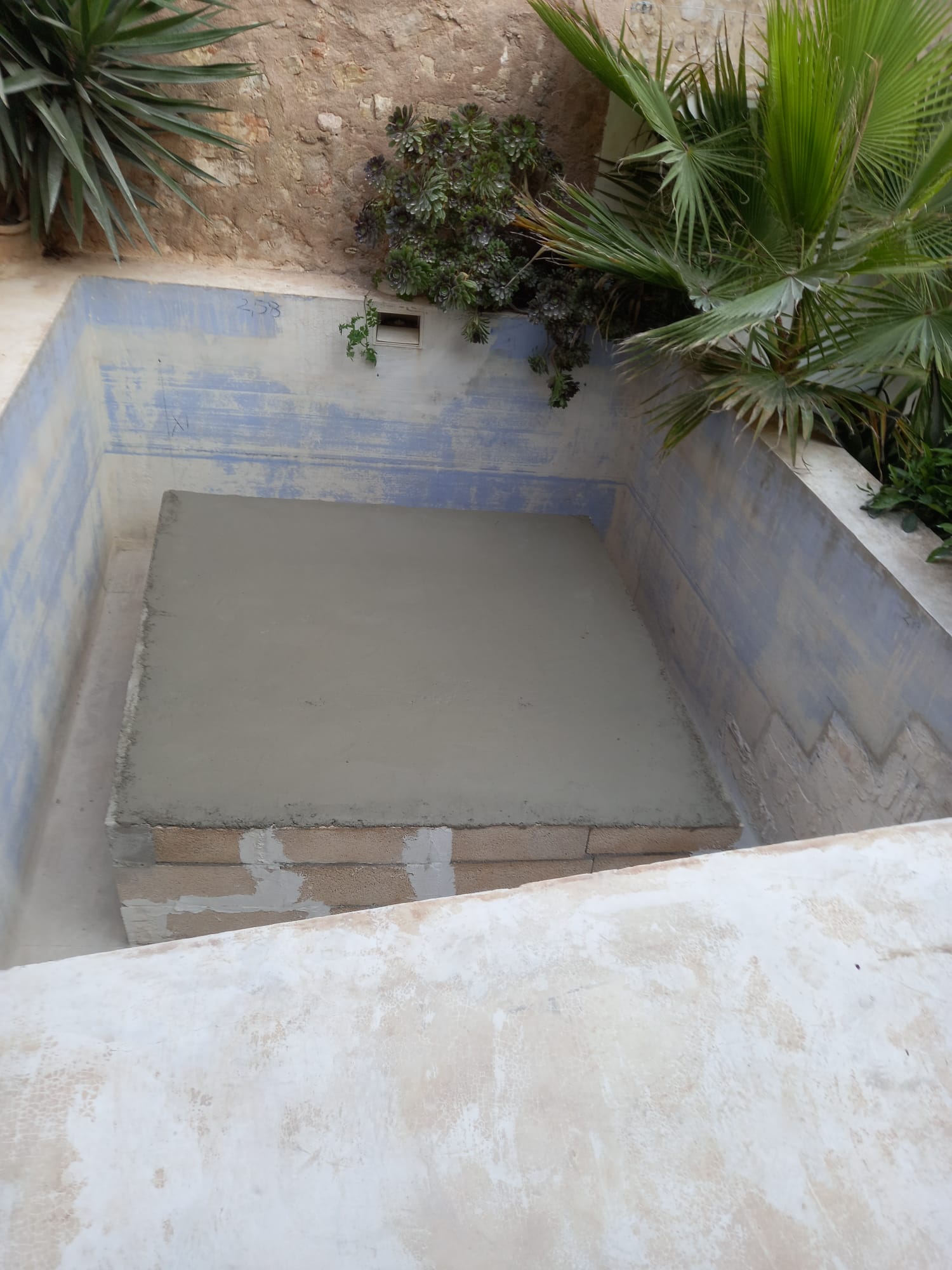 Custom round jacuzzi foundation construction in Mallorca