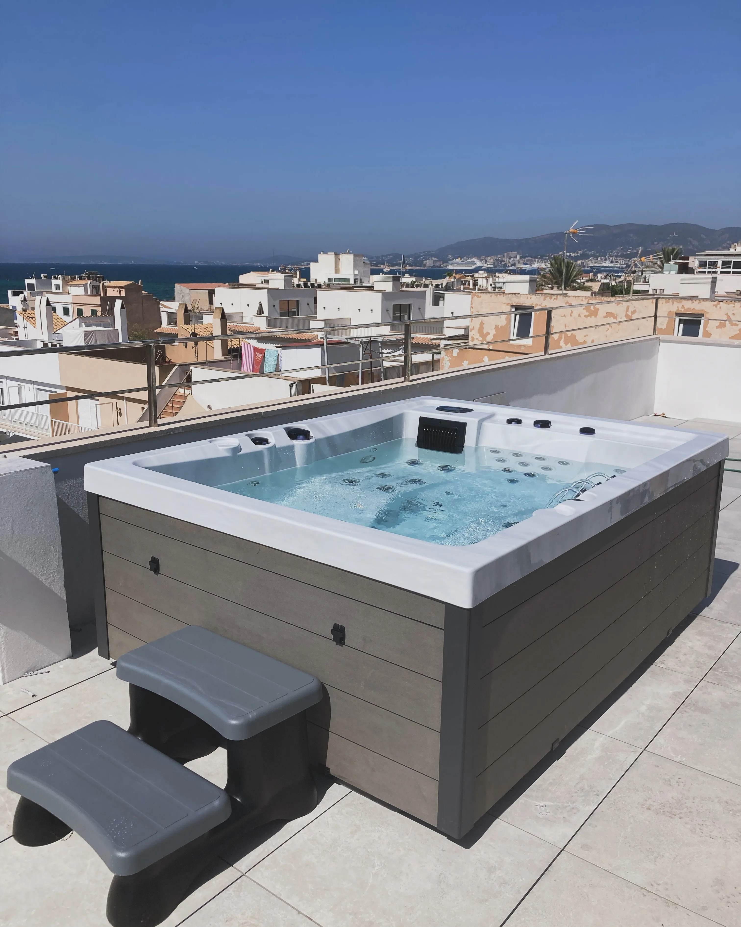 Jacuzzi instalado en una terraza en Mallorca