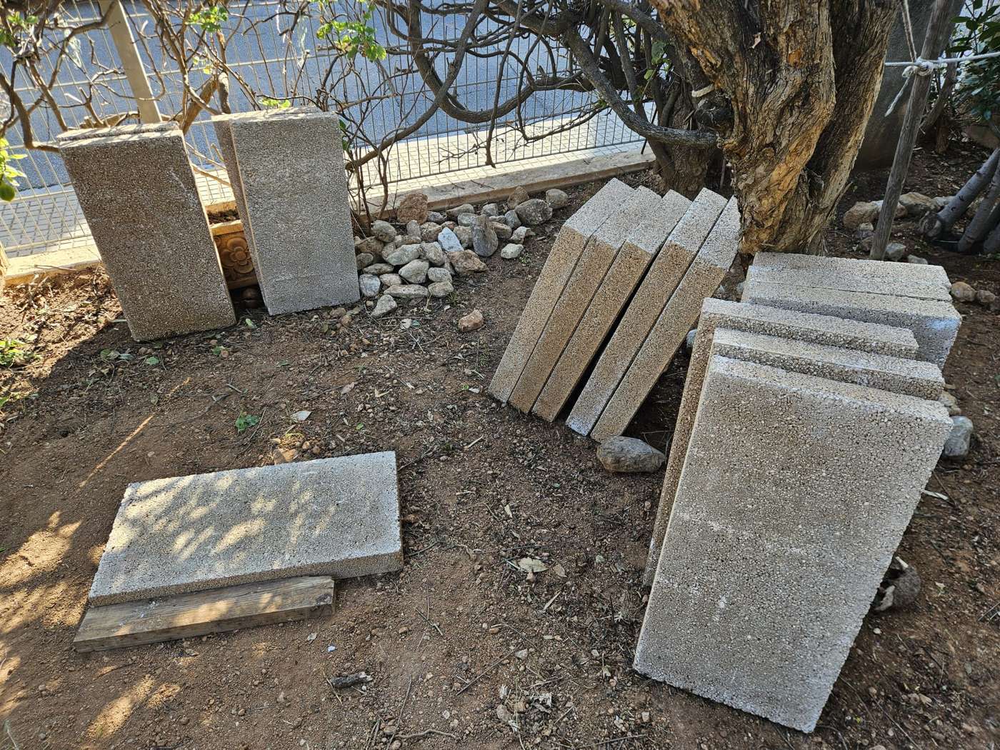 Bloques y losas de hormig&oacute;n preparados junto al terreno para la base desmontable del jacuzzi en Playa de Palma