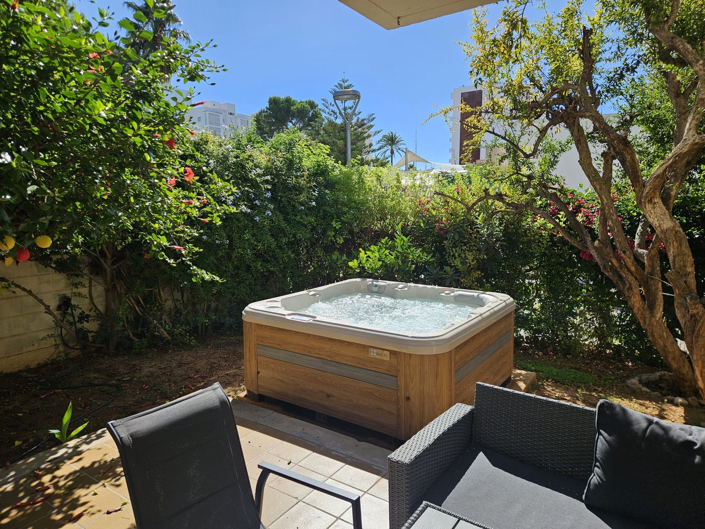 El jard&iacute;n replantado tras la instalaci&oacute;n, protegiendo el jacuzzi de las vistas desde la calle en Las Maravillas