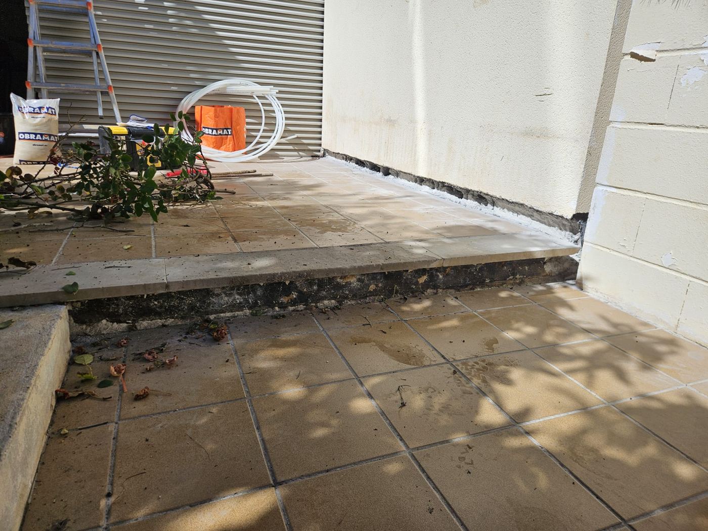 Borde de la terraza contra la pared de la vivienda tras retirar el rodapi&eacute;, abrir y cerrar la roza y repintar la pared, Playa de Palma