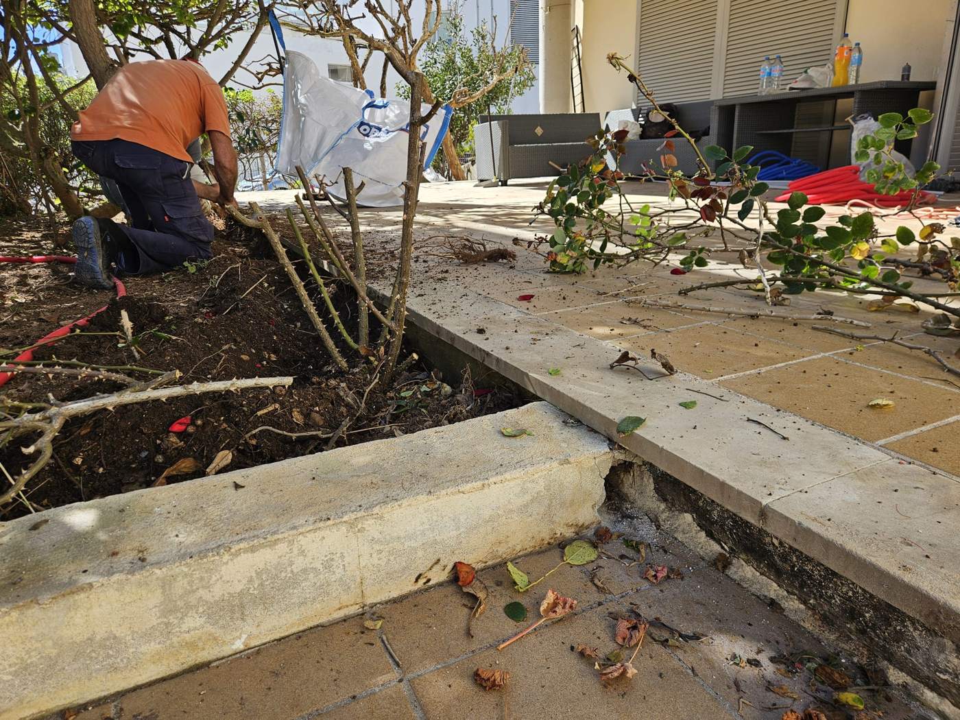 Zanja abierta en el jard&iacute;n junto al escal&oacute;n de la terraza para llevar la tuber&iacute;a de agua y la acometida el&eacute;ctrica hasta el jacuzzi
