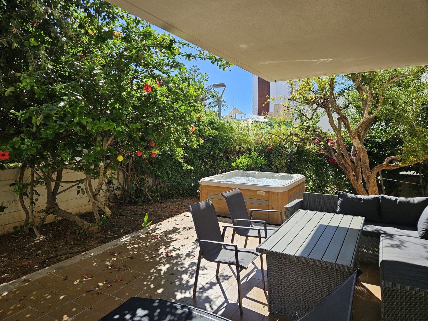 El Waterwave Relax terminado, lleno y en funcionamiento en el jard&iacute;n de la vivienda en Las Maravillas, Playa de Palma