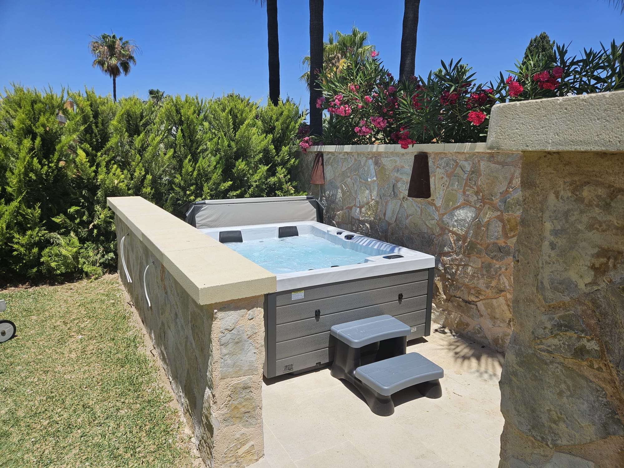 Whirlpool being positioned in the garden corner in Santa Ponsa