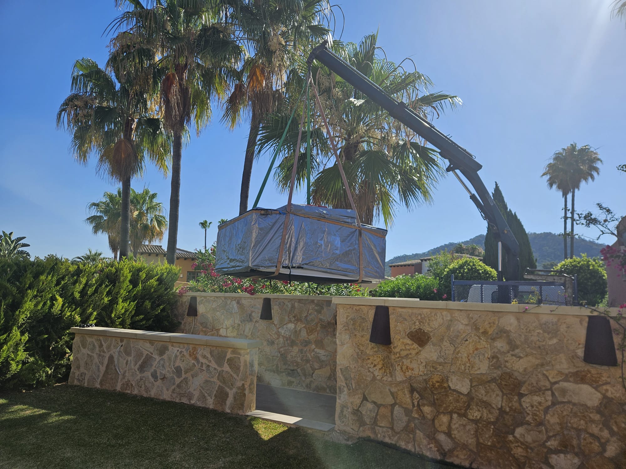 Final positioning of the hot tub in the Santa Ponsa garden