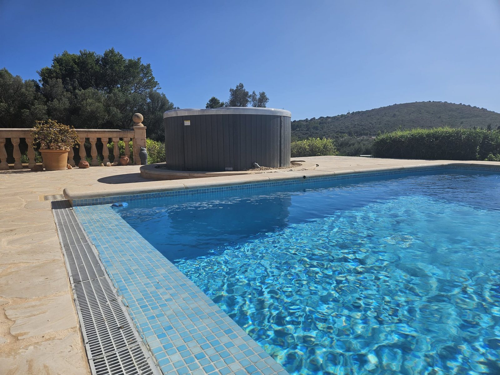 Whirlpool am Pool mit Blick über die mallorquinische Landschaft in Son Carrió