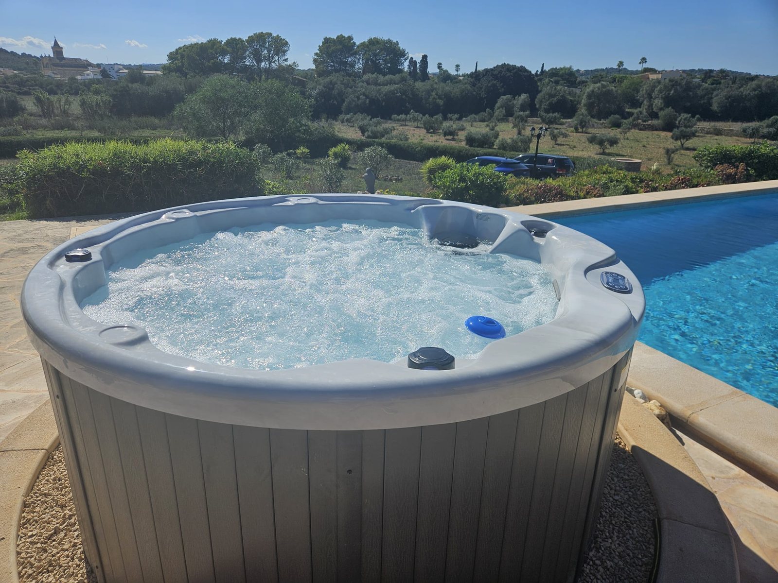 Runder Whirlpool am Pool einer Ferienfinca in Son Carrió, Mallorca