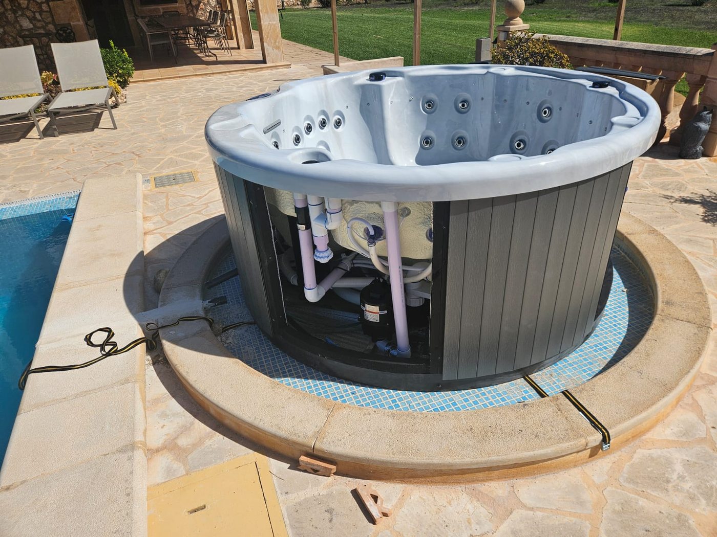 Whirlpool während der Installation neben dem Pool in Son Carrió