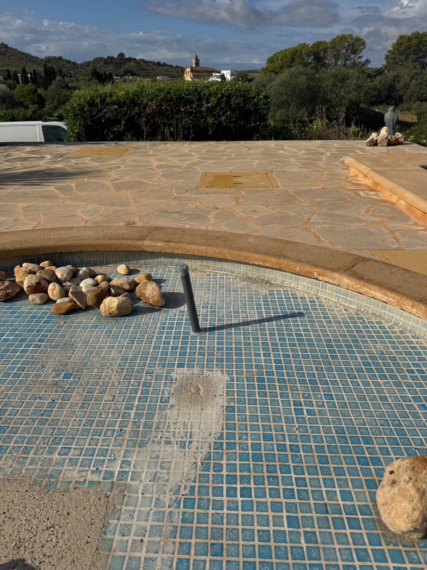 Das alte runde Brunnenbecken auf der Terrasse vor der Whirlpool-Installation