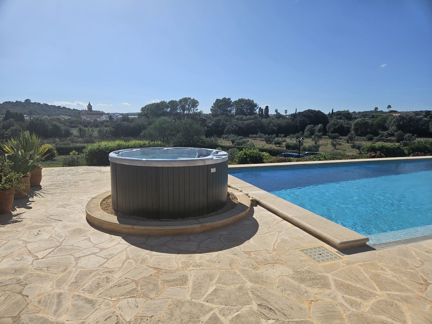 Fertiger Whirlpool am Pool mit Blick auf die mallorquinische Landschaft