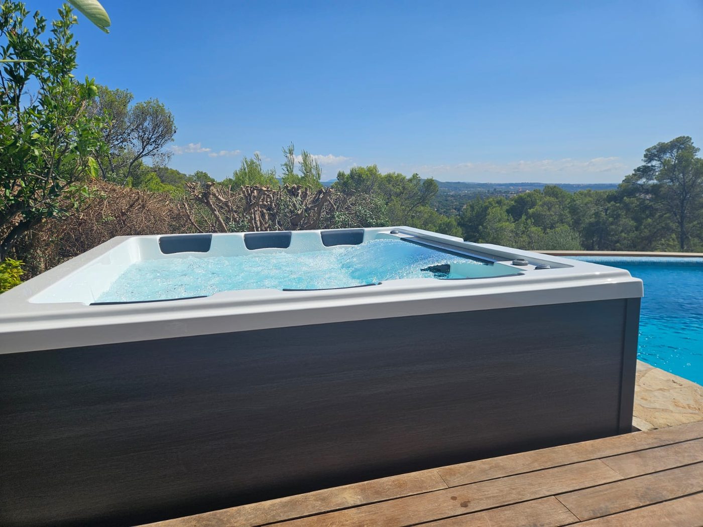The finished whirlpool beside the pool at the Bunyola finca