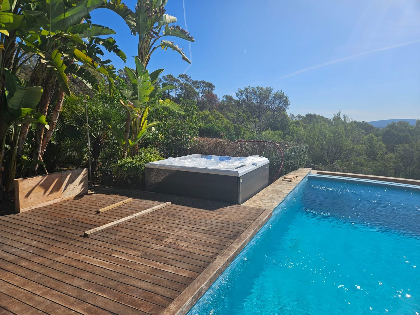 The whirlpool and pool with the valley view at the classic Mallorcan estate