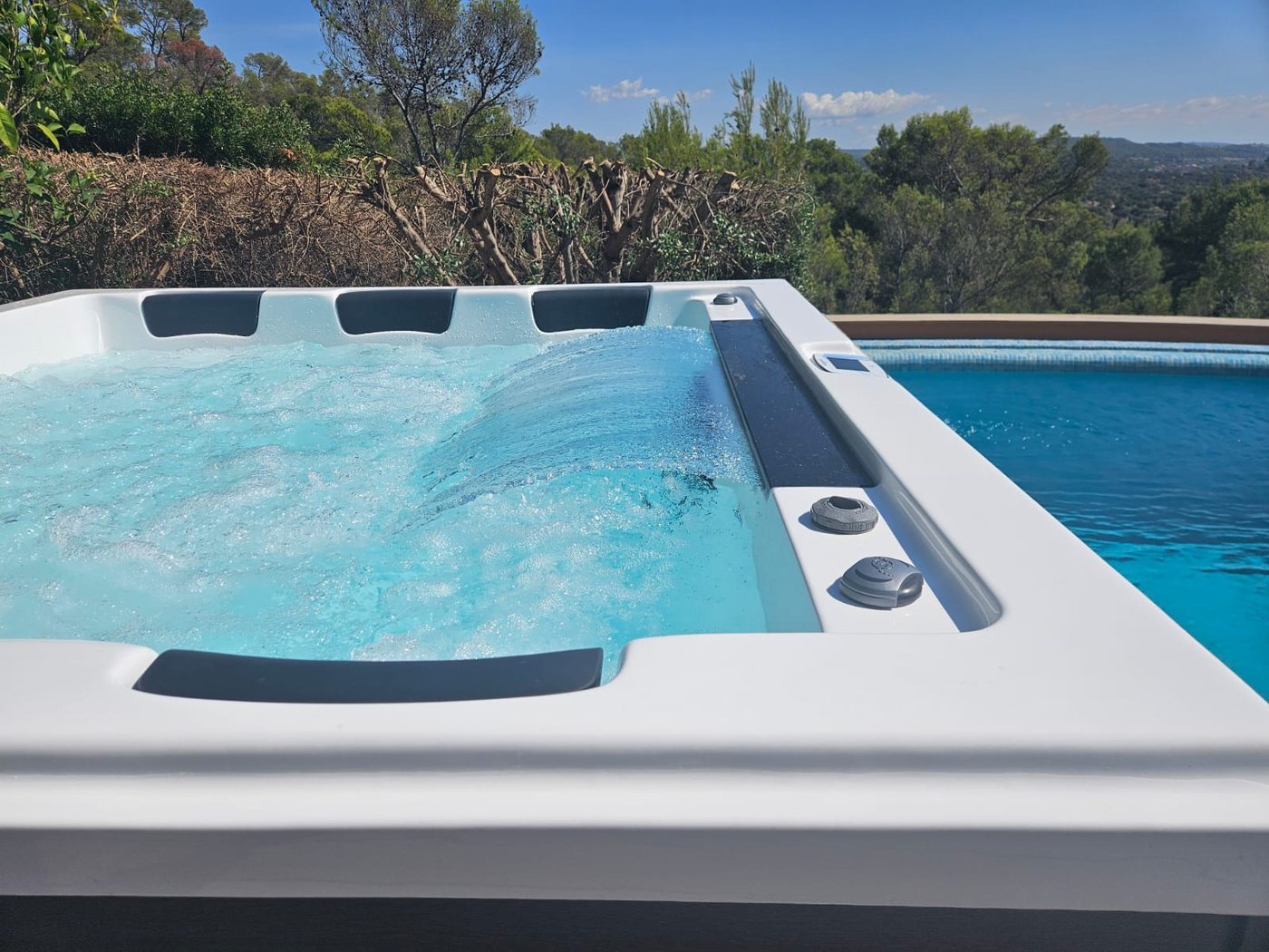 Top view of the Nizza II showing the jets, seats and double lounger