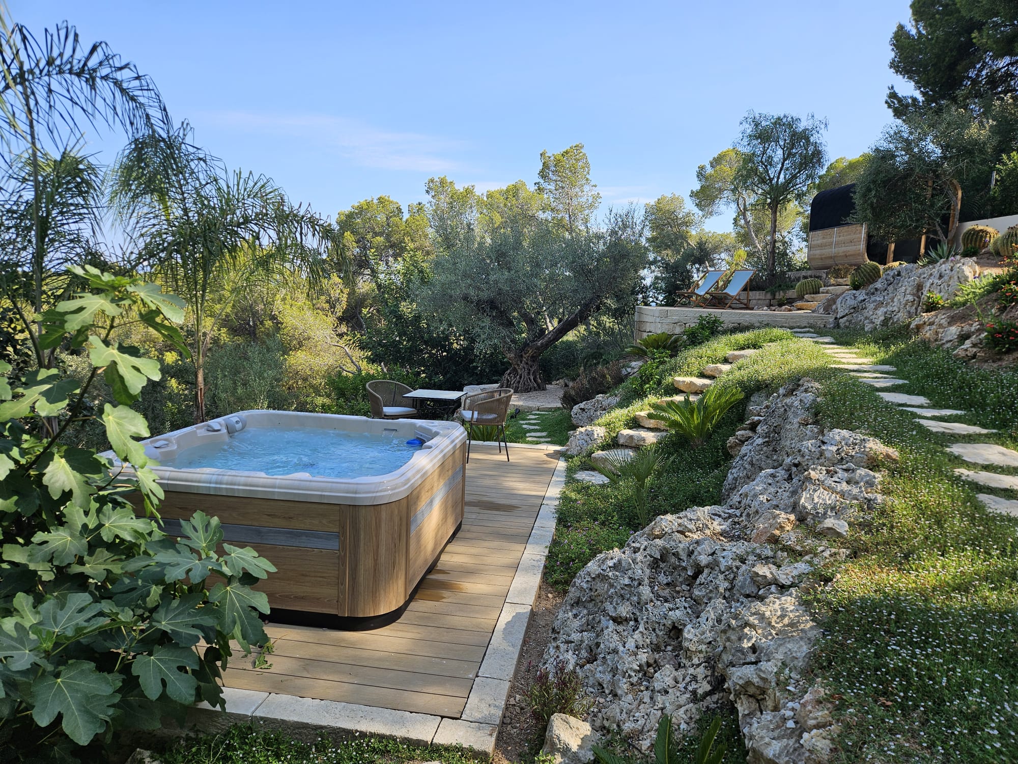 Hot tub crane installation at a villa in Bendinat