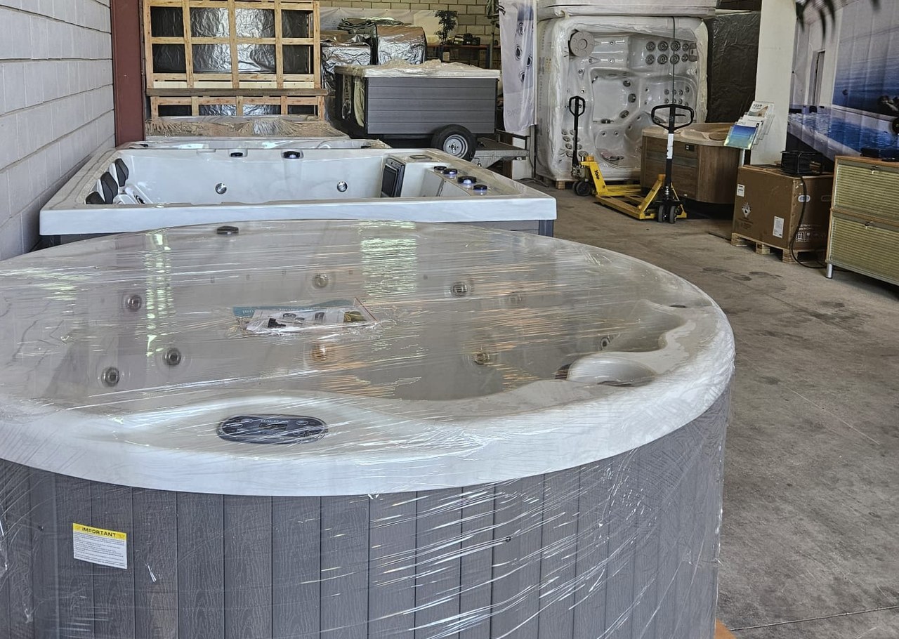 Whirlpools op voorraad in de hal van Mallorca Spa & Living in Llucmajor, Mallorca