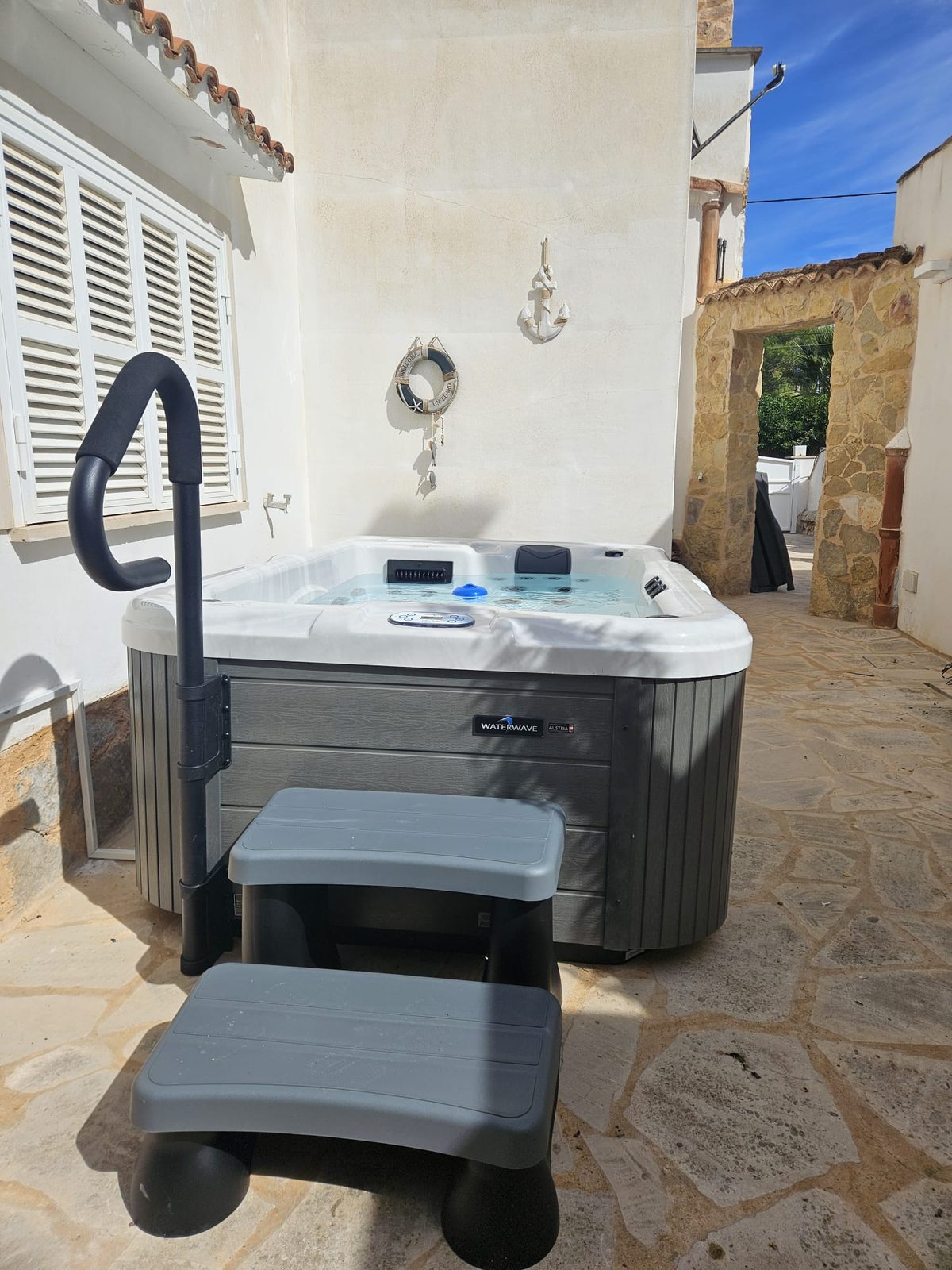 Handrail and PVC spa step on the finished whirlpool