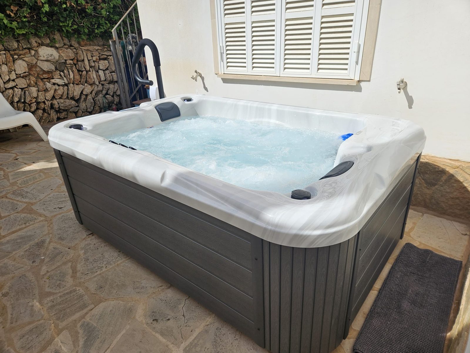 Finished whirlpool filled and running in the courtyard in Cala Santany&iacute;